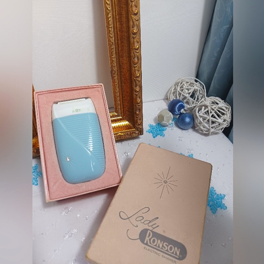 Vintage Lady Ronson electric shaver, in the original box in nice condition
